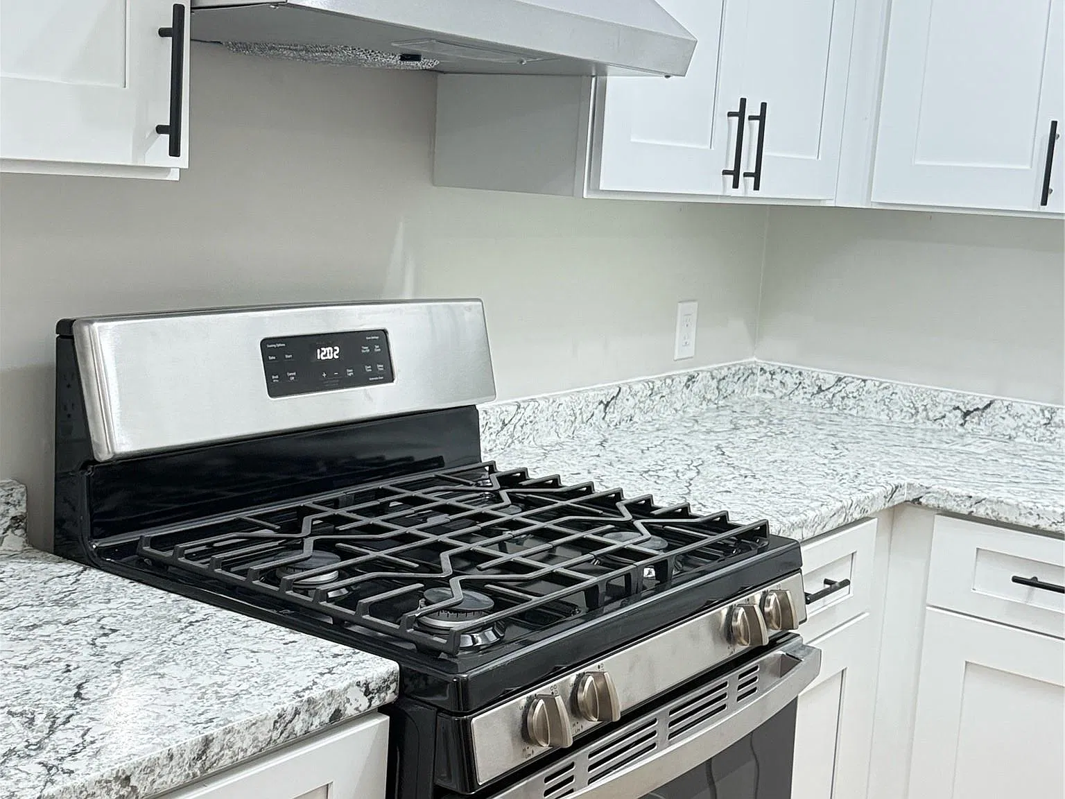2 bed, 1.0 bath, 996 sqft, $2,200 — Photo 3