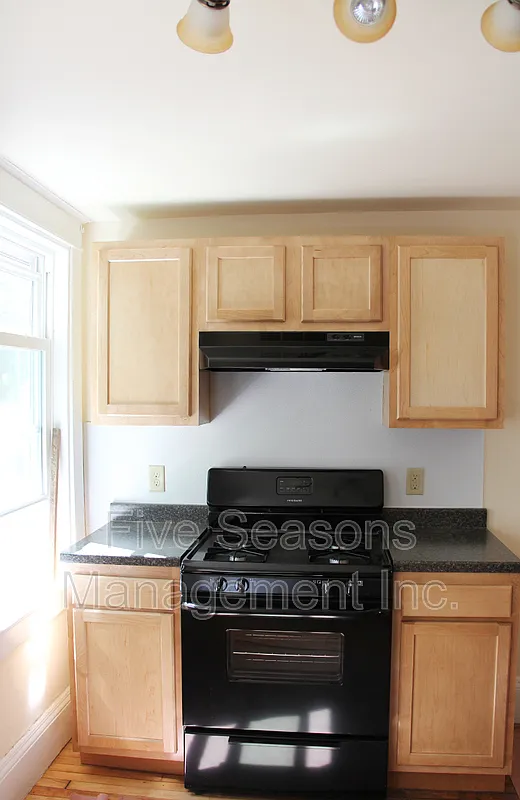 3 bed, 1.0 bath, 900 sqft, $2,550 — Photo 2