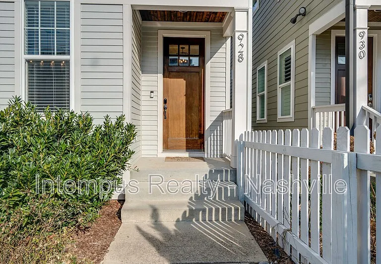 928 Southside Pl — Photo 3