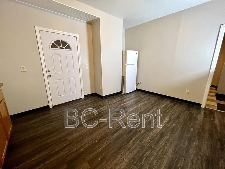 1127 Main St #1 — Photo 4