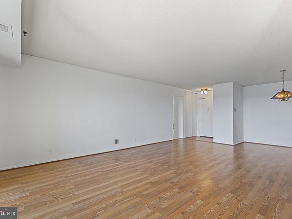 3rd image of 205 Yoakum Pkwy Unit 1017