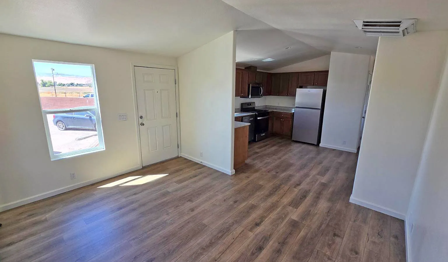 3 bed, 2.0 bath, 730 sqft, $1,250 — Photo 3