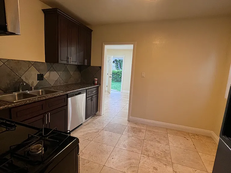 5538 Riverton Ave #A — Photo 13