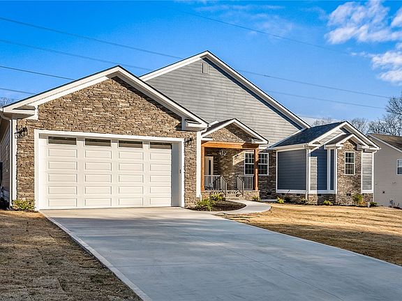 2nd image of 303 Regency Cir