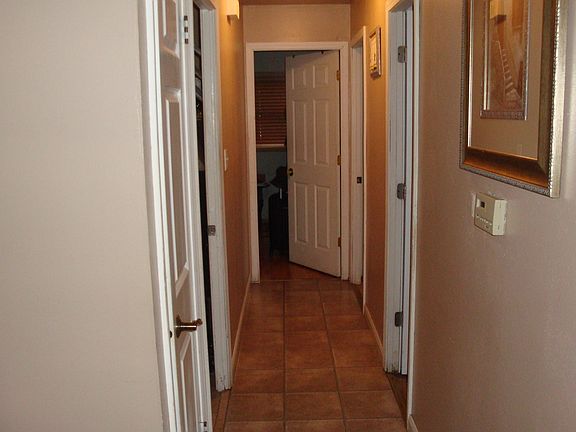 5th image of 812 Surrey Dr