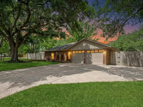 3930 Tumbleweed Ln, Baytown, TX 77521