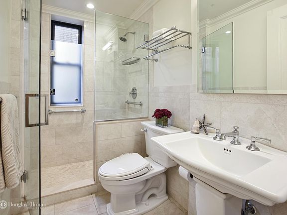 3rd image of 30 Beekman Pl #4B