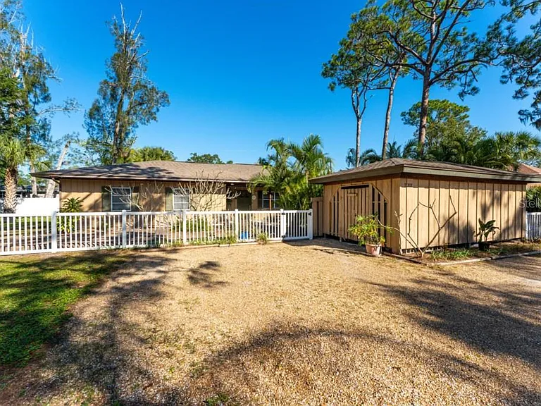 2301 Kalin Ln — Photo 6
