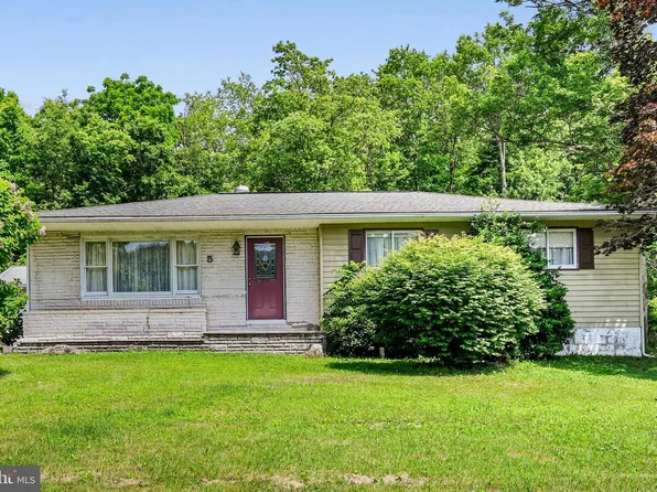 5 Walnut St, Tremont, PA 17981