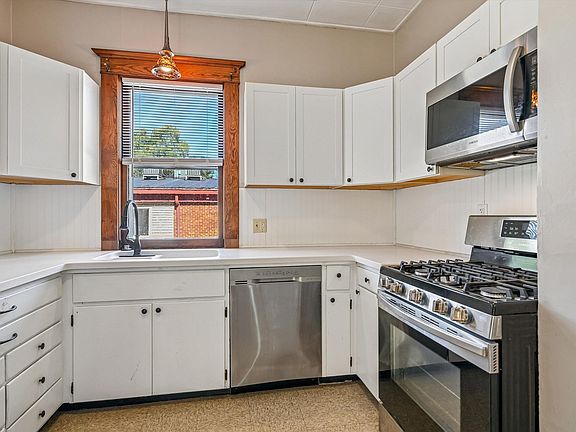 11th image of 407 3rd St SE