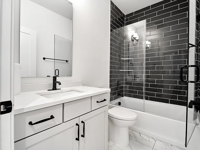 Hall/guest bathroom