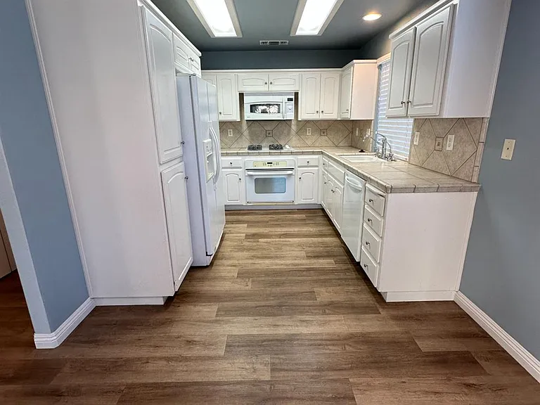 2928 Norwich Ave — Photo 5