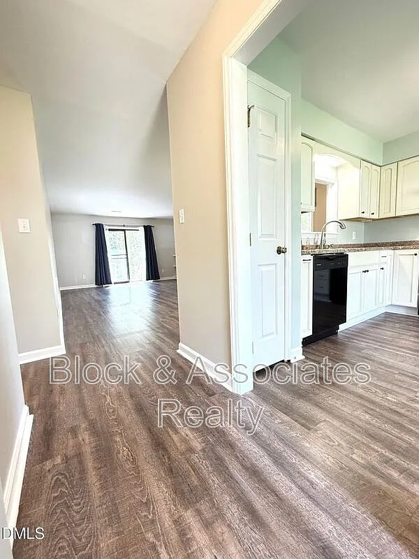 Building Photo - 6400 Meadow View Dr
