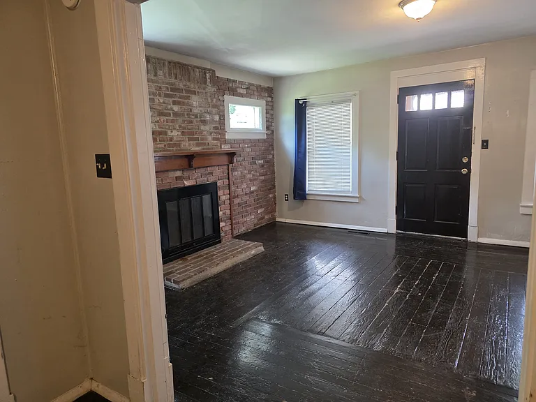 1564 1/2 N Main St — Photo 2