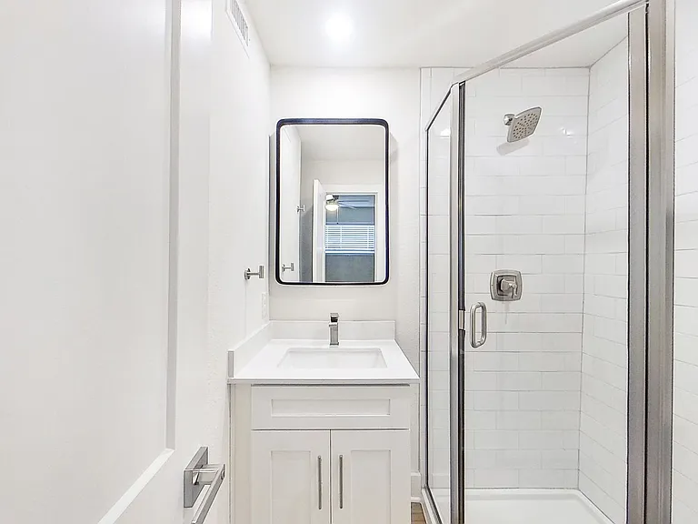 907 N Beacon — Photo 14