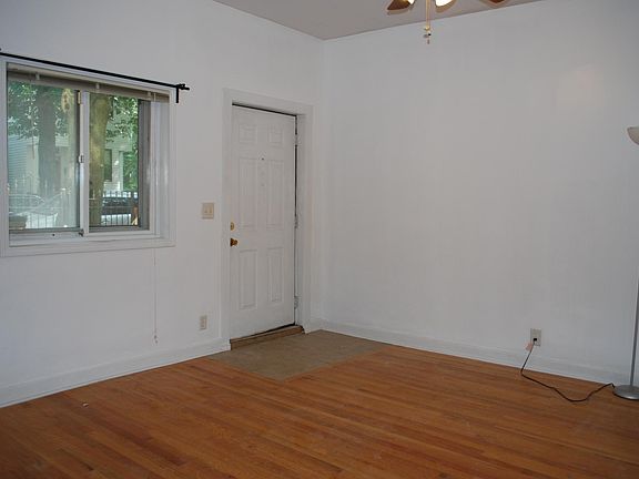 3rd image of 3942 N Hermitage Ave #1