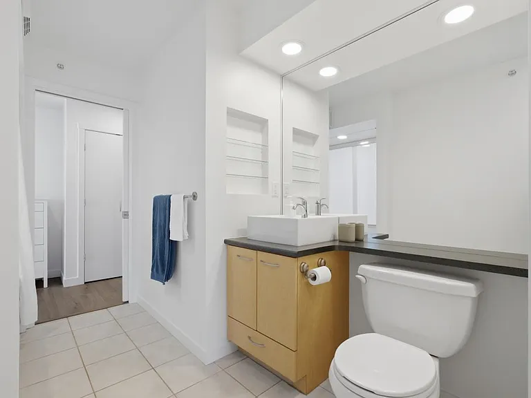 969 Richards St #1402 — Photo 15