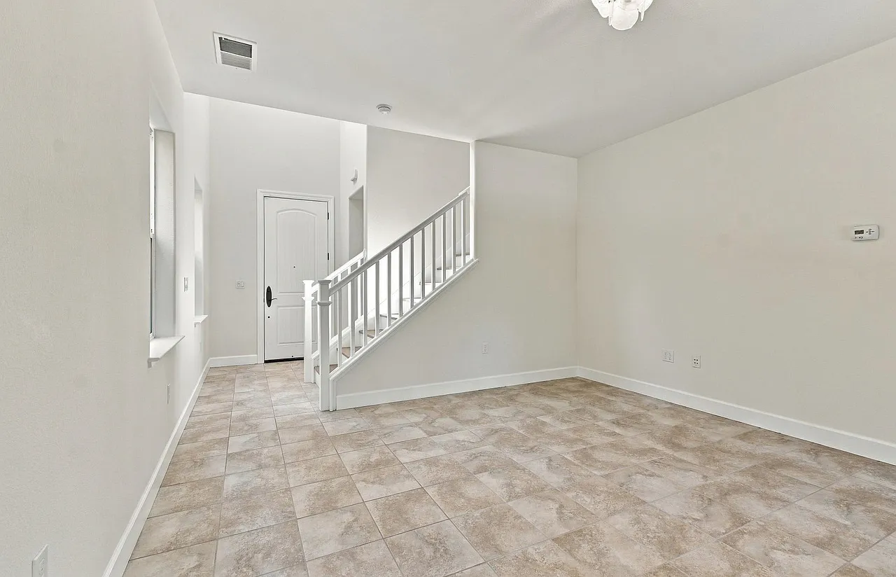 3 bed, 2.5 bath, 1895 sqft, $6,545 — Photo 4