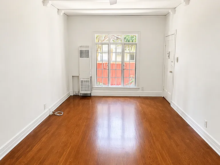 1746 N Kingsley Dr — Photo 4