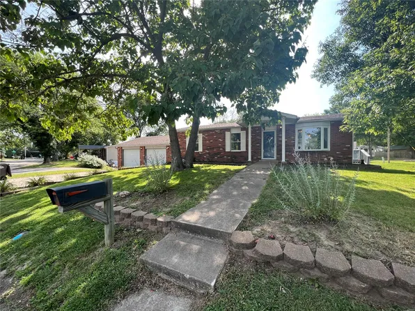 33874 Mustang Dr, Brighton, IL 62012