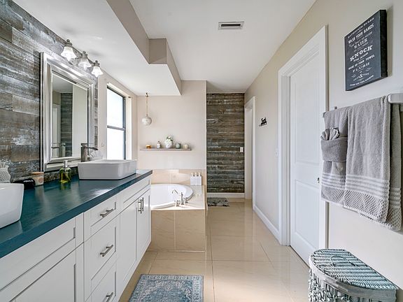 3rd image of 515 NE 21st Pl