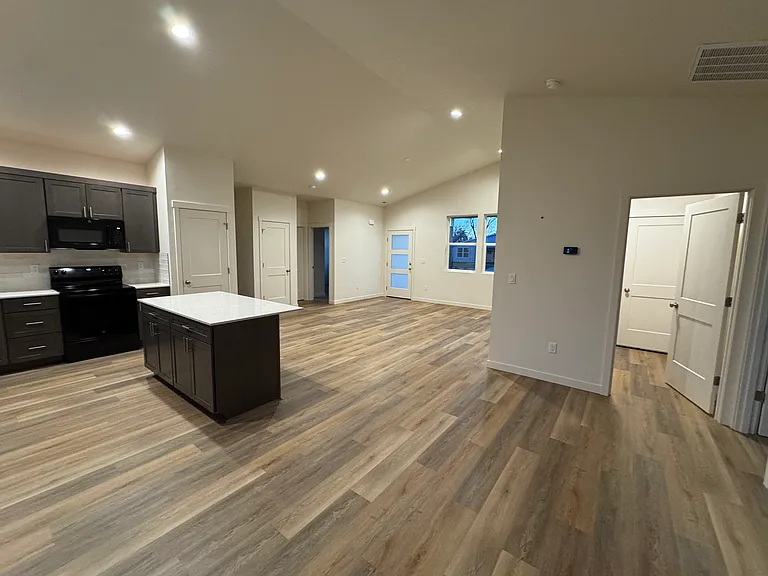 519 S Dorsing St — Photo 1