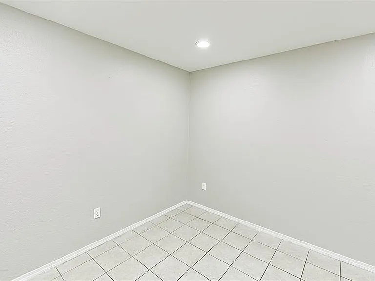889 Dublin Dr #D — Photo 7