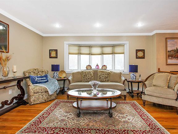 3rd image of 165 Ash St