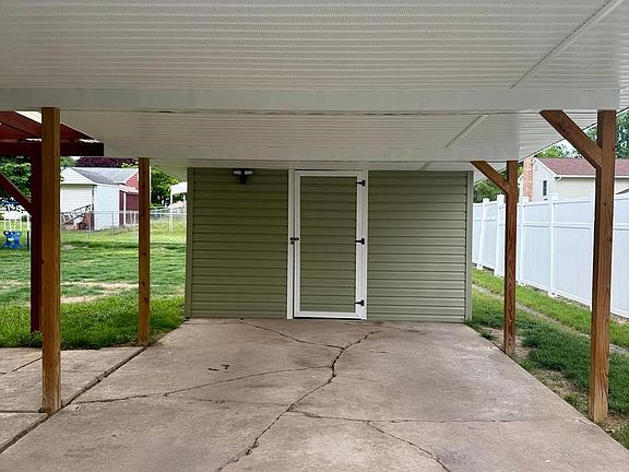 4th image of 1434 Country Club Ln