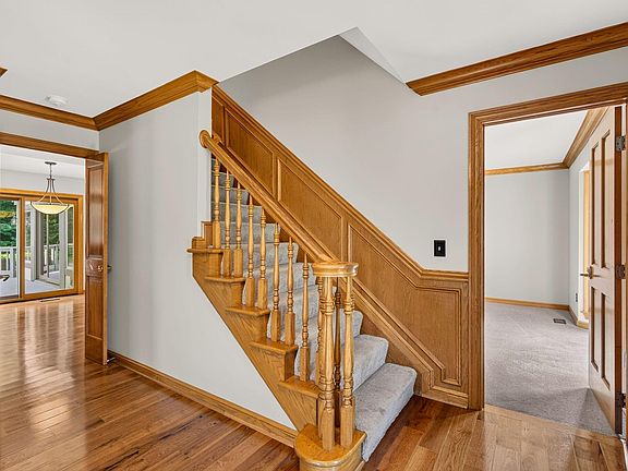 5th image of 9622 Camelot St NW