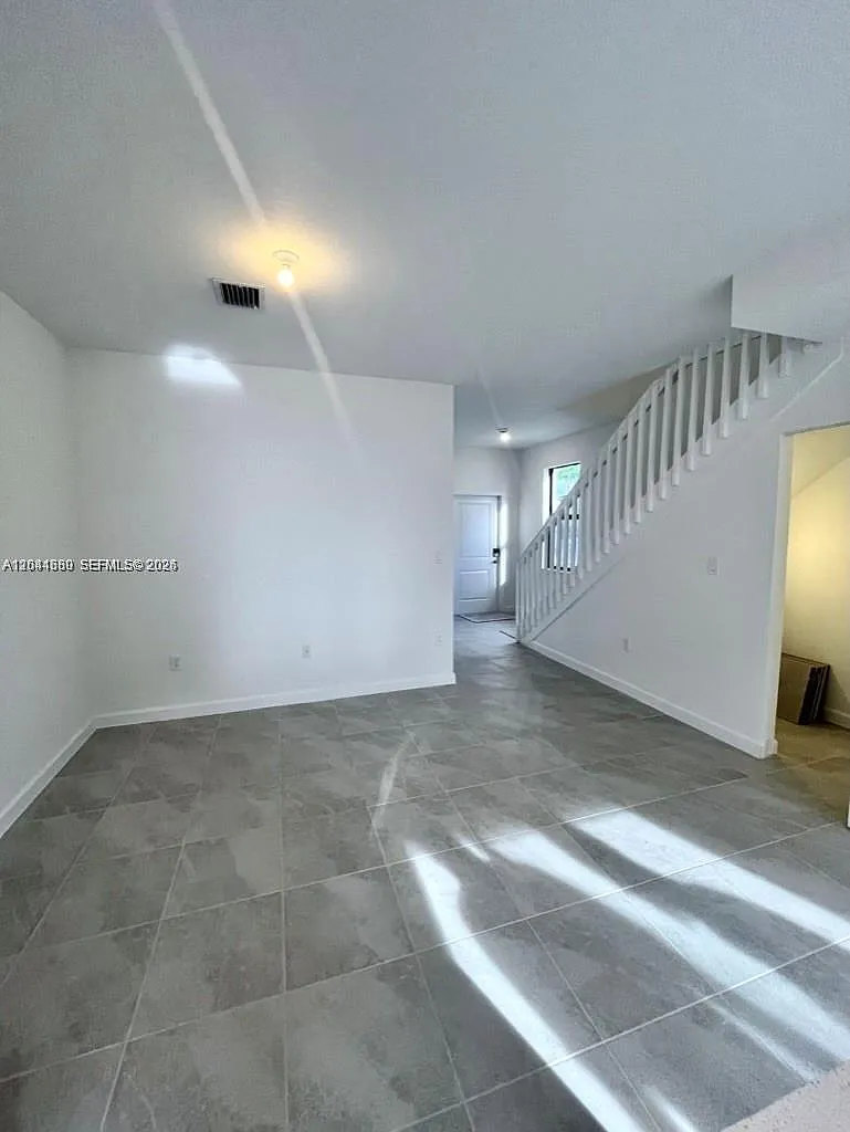 3 bed, 1328 sqft, $2,400 — Photo 2