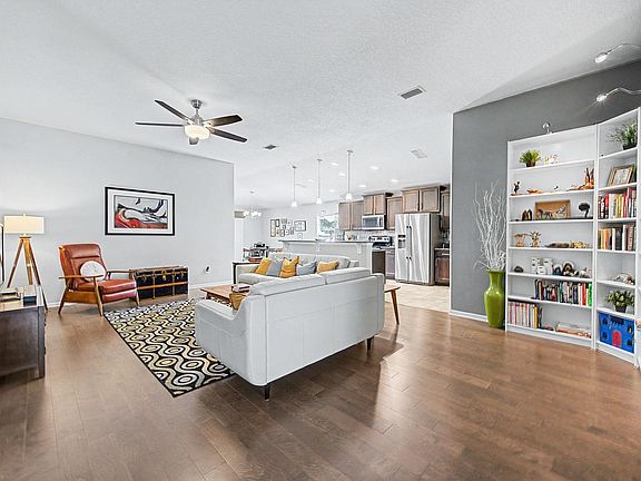 5th image of 275 Pullman Cir