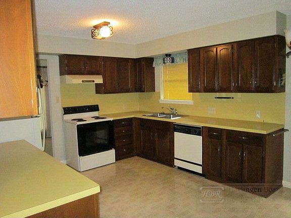 4th image of 210 E Dunkin Cir