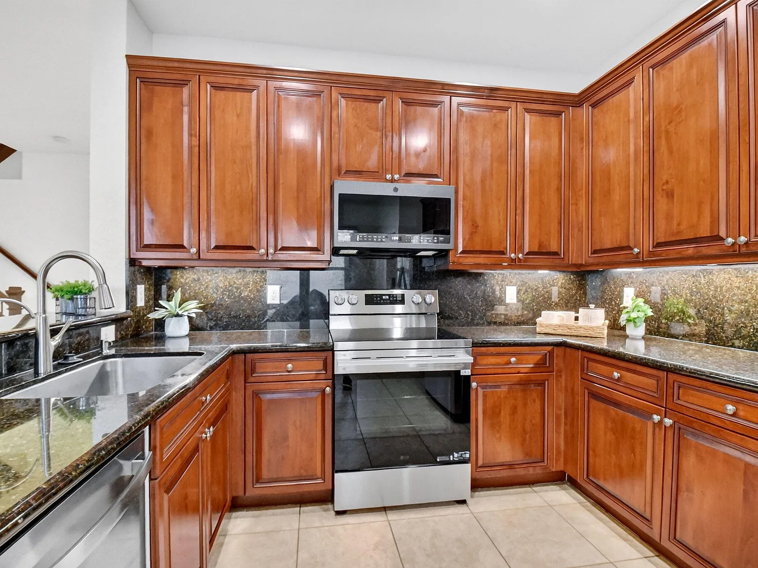 4 bed, 2.5 bath, 1966 sqft, $3,600 — Photo 2