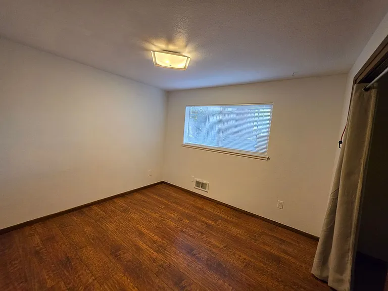 Spacious 2 Bedroom in Idyllic Location — Photo 8