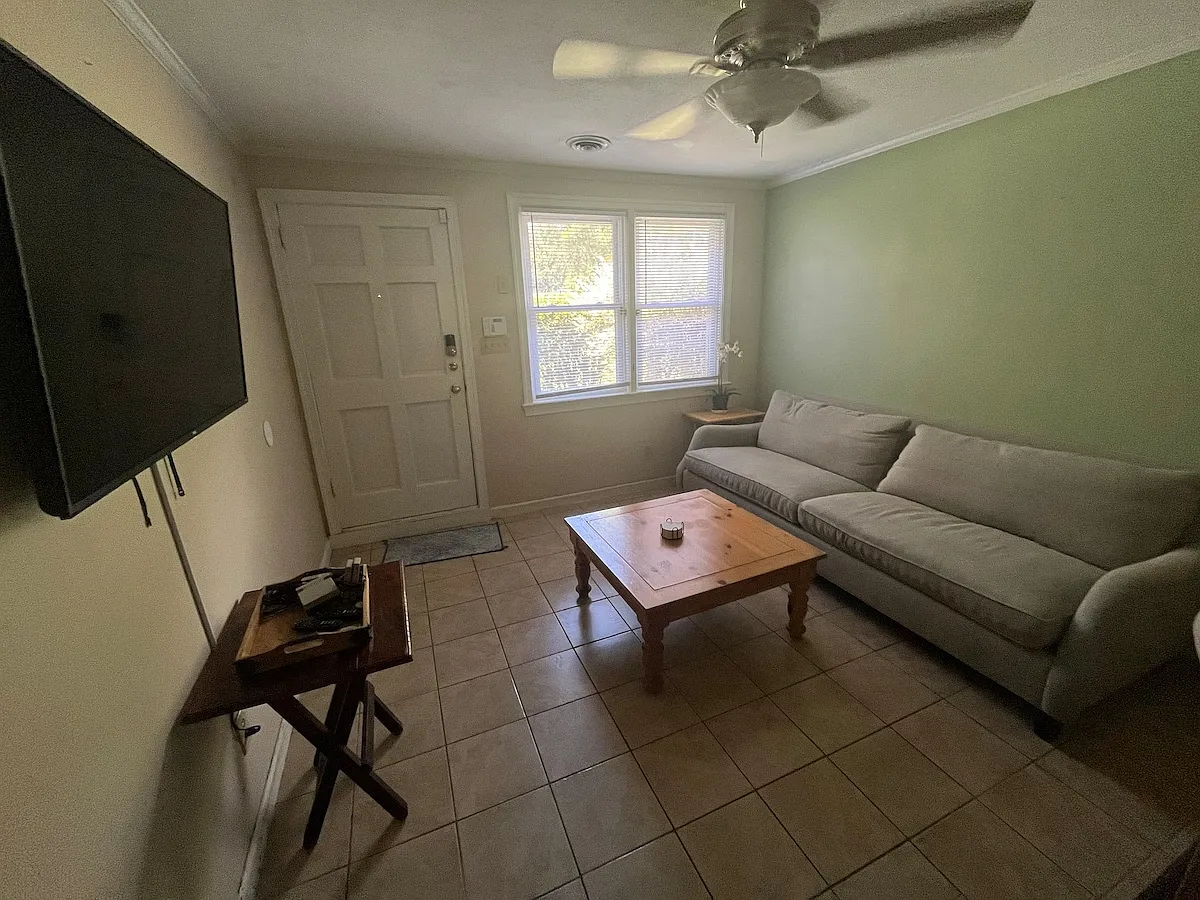 3 bed, 1000 sqft, $2,250 — Photo 2
