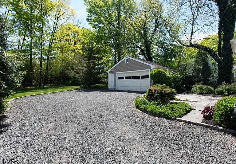 30 Gates Ave — Photo 3