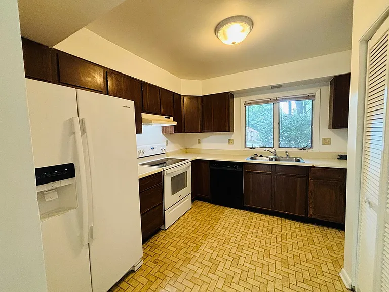 320 Shenandoah Cir — Photo 7