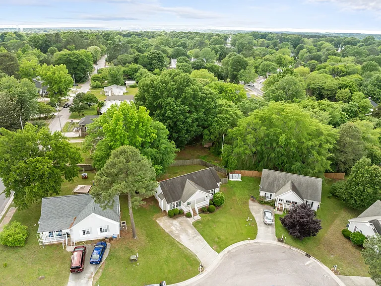 404 Foxbridge Ct — Photo 32