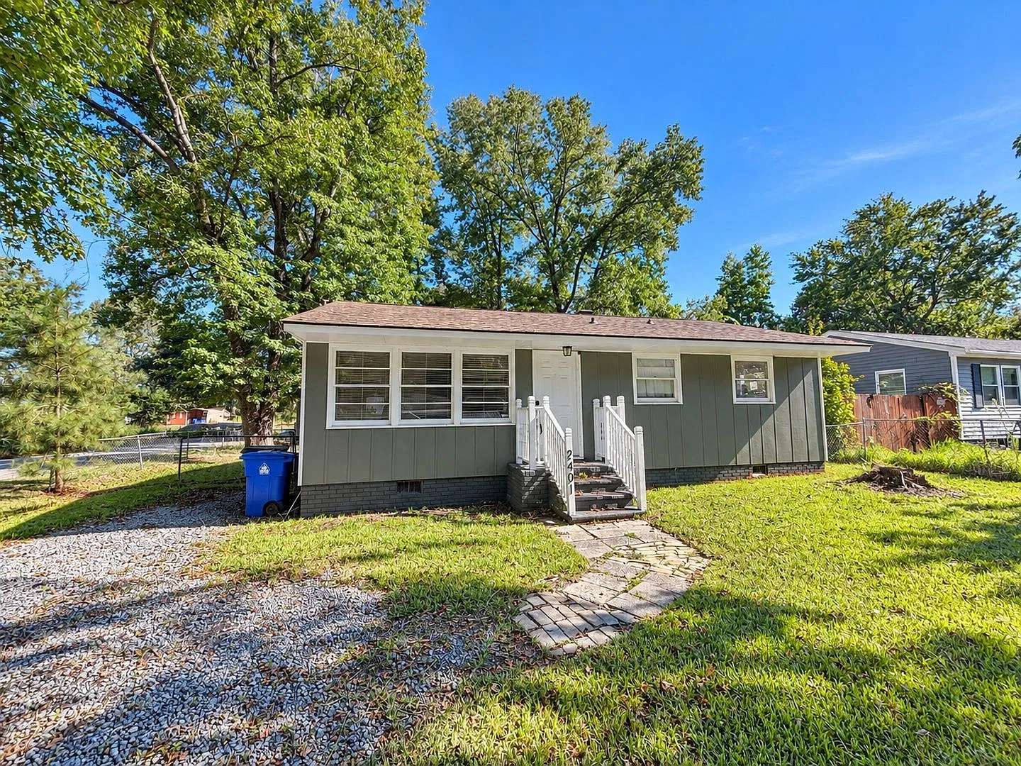 3 bed, 1.0 bath, 925 sqft, $1,950 — Photo 2
