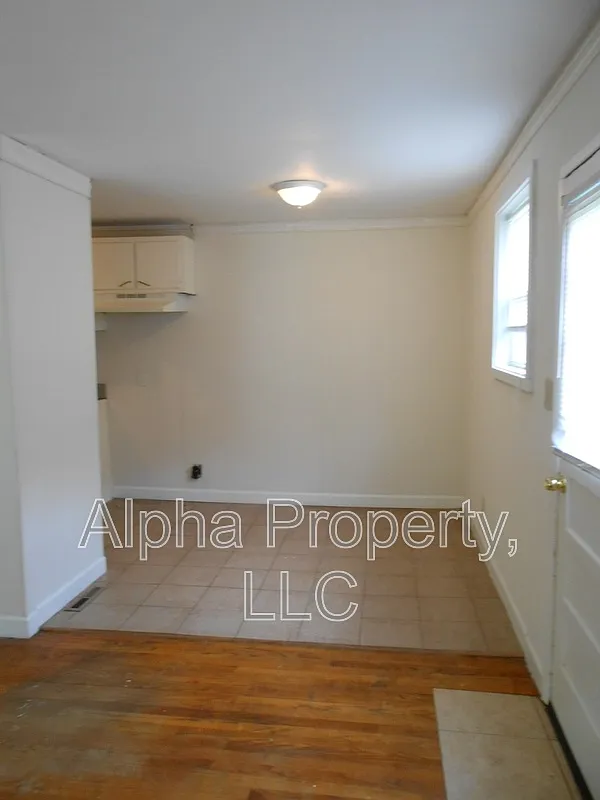 3 bed, 1.0 bath, 925 sqft, $1,200 — Photo 4