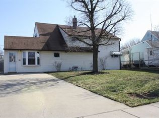 42 Woodbine Rd, Levittown, PA 19057