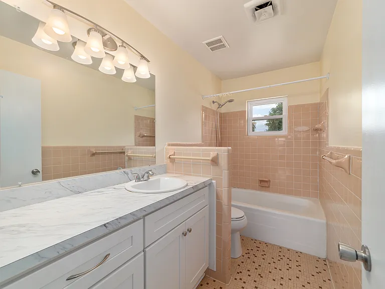 510 SW 28th St — Photo 9