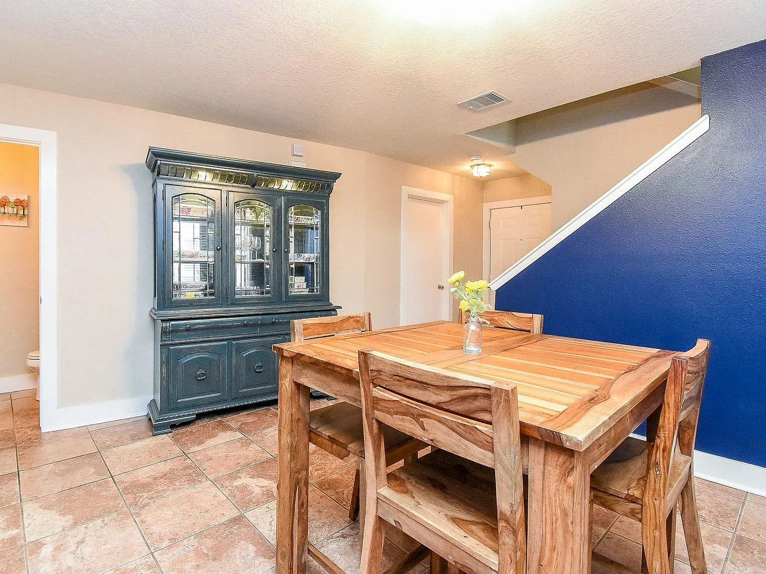 5 bed, 2.5 bath, 2150 sqft, $2,400 — Photo 4