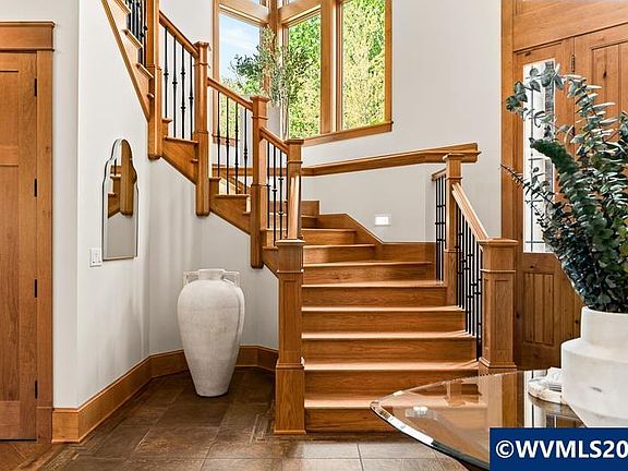 4th image of 1907 SW Brooklane Dr