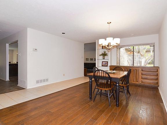 3rd image of 7521 Twin Oaks Ct