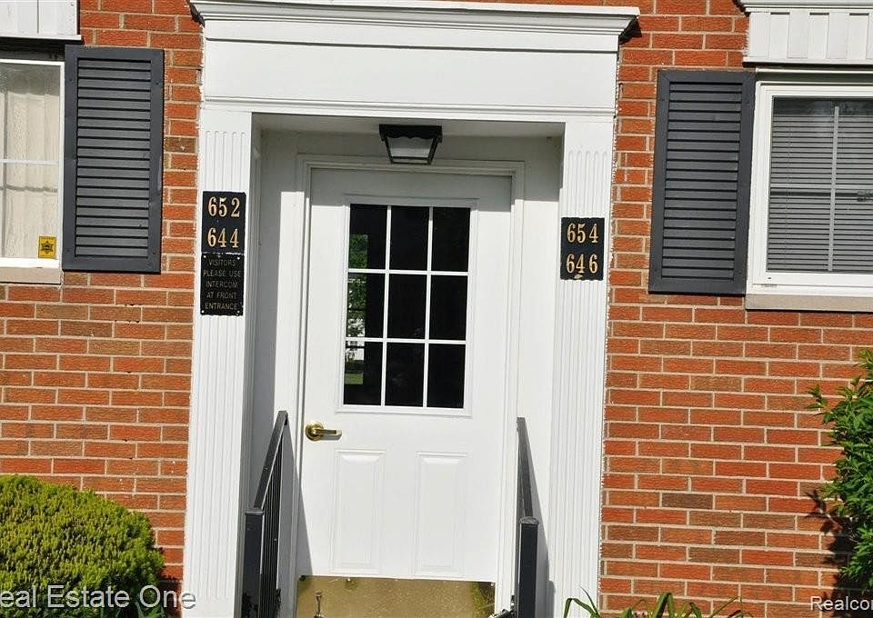 1st image of 646 E Fox Hills Dr