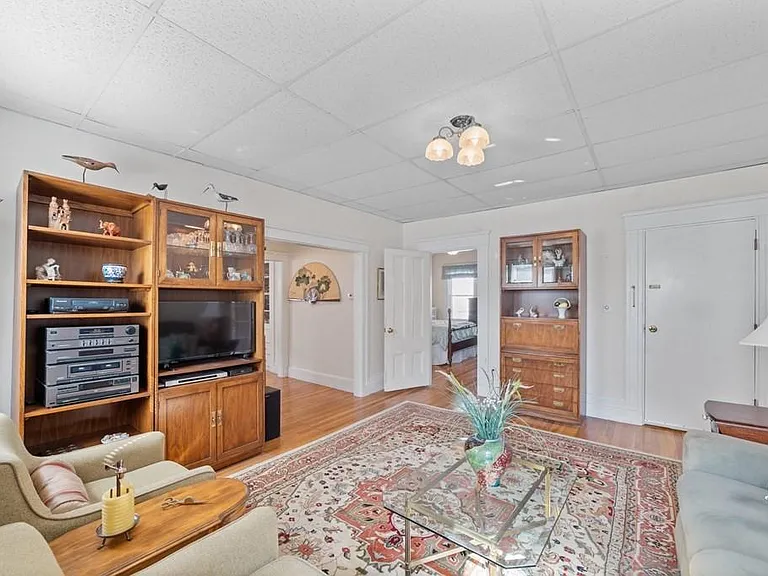 Living room, looking towards the larger bedroom