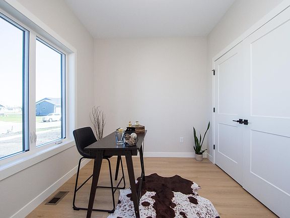 5th image of 404 Reese Way