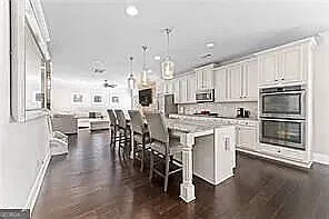 6 bed, 4.0 bath, 3819 sqft, $3,500 — Photo 4